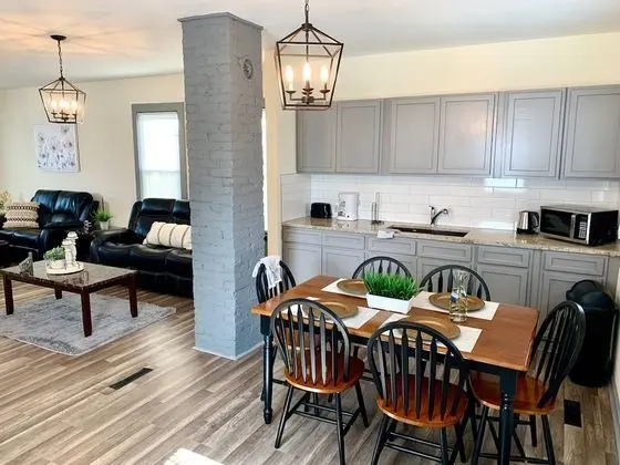 The Southside Villa - With Private Yard & Parking, Near Falls & Casino by Niagara Hospitality - Mutfak