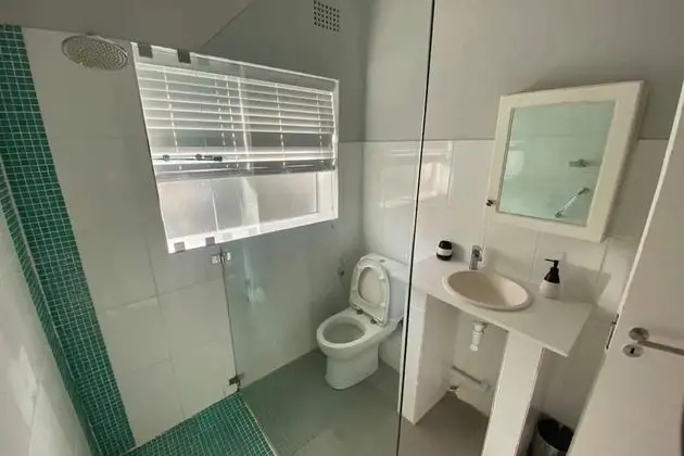 Spacious 1 Bedroom Apartment in Claremont With Great Views - Banyo Tipleri