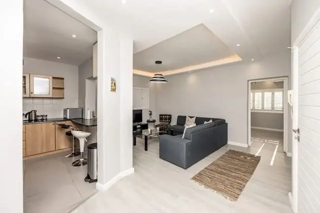 Spacious 1 Bedroom Apartment in Claremont With Great Views - Mutfak