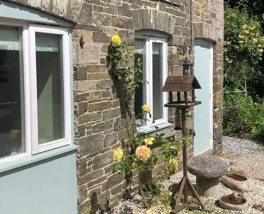 Spacious 1 Bedroom Cottage Between Coasts