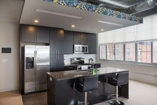 Spacious 1BR with Free Parking | Zen@Boss - Mutfak