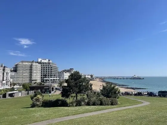 Spacious 2-bed Apartment With Free Parking