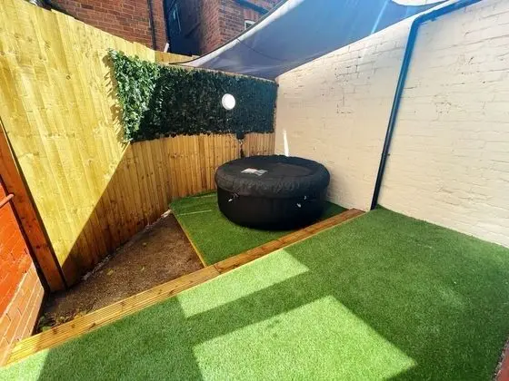 Spacious 2-bed Apartment With Hot tub and Parking