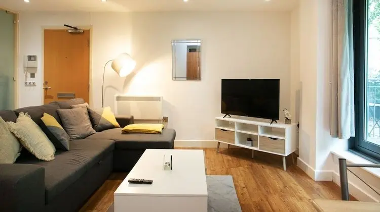 Spacious 2 Bed Parking Close To Centre