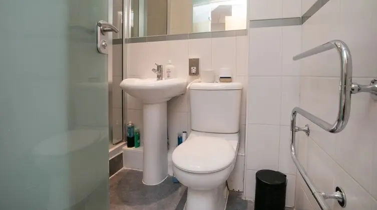 Spacious 2 Bed Parking Close To Centre - Banyo Tipleri
