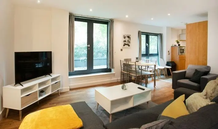 Spacious 2 Bed Parking Close To Centre - Oda Düzeni