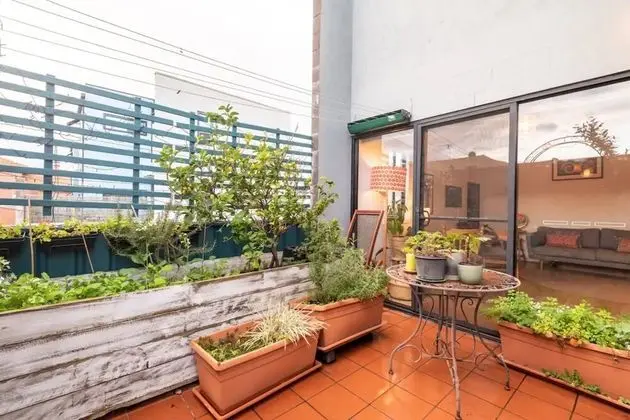 Spacious 2 Bedroom Apartment in Brunswick With Patio and Parking