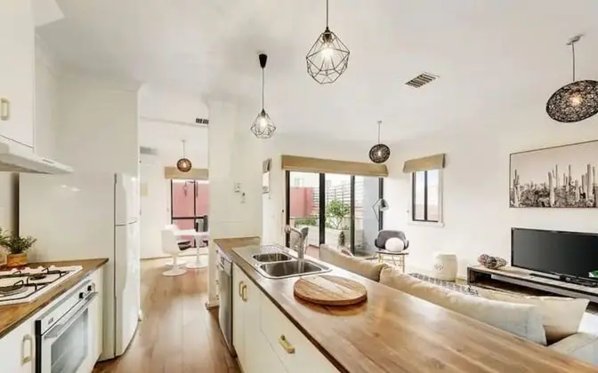 Spacious 2 Bedroom Apartment in Brunswick With Patio and Parking - Mutfak