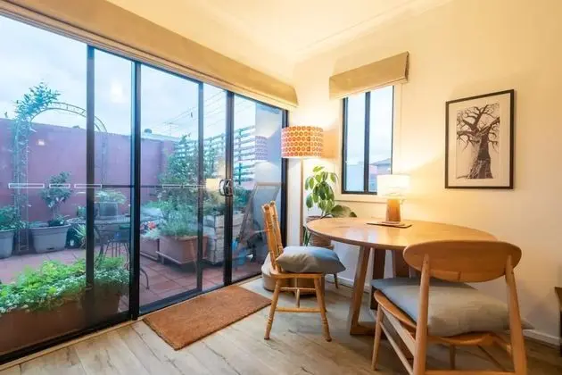 Spacious 2 Bedroom Apartment in Brunswick With Patio and Parking - Yerinde Yemek