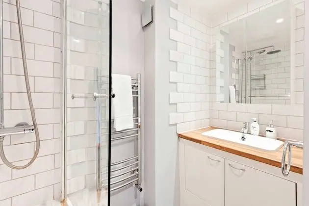 Spacious 2 Bedroom Apartment in Cricklewood - Banyo Tipleri