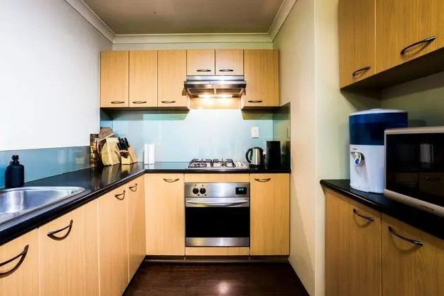 Spacious 2 Bedroom Apartment With Pool, Gym, and Parking - Mutfak