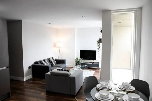 ✰Spacious 2 Bedroom Flat, Close to Train Station✰