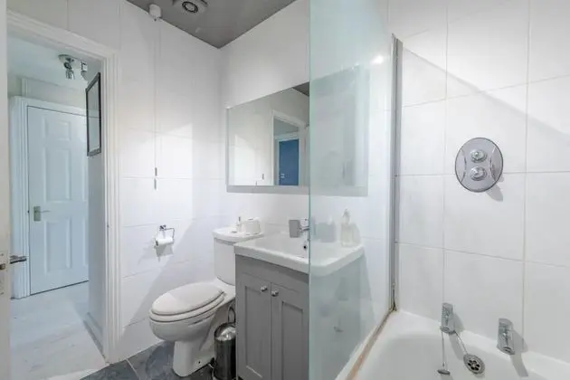 Spacious 2 Bedroom Flat in Wandsworth - Banyo Tipleri