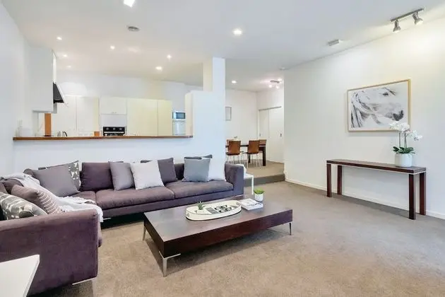 Spacious 2 Bedroom Newmarket Apartment w Carpark