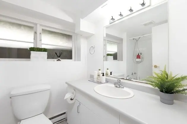 Spacious 2 Bedroom Private Basement 1 Minute Walking Distance From Lynn Canyon Trails - Oda
