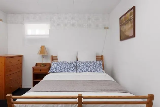 Spacious 2 Bedroom Private Basement 1 Minute Walking Distance From Lynn Canyon Trails - Oda
