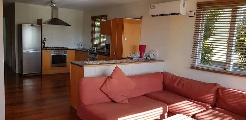 Spacious 2-Storey Home By The Bay: Sleeps 12 - İç Mekan