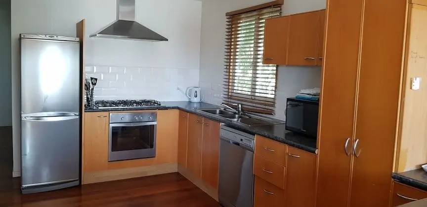 Spacious 2-Storey Home By The Bay: Sleeps 12 - Mutfak