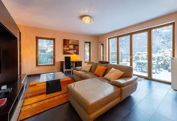 Spacious 2BR Apt w Terrace Pkg Near DT