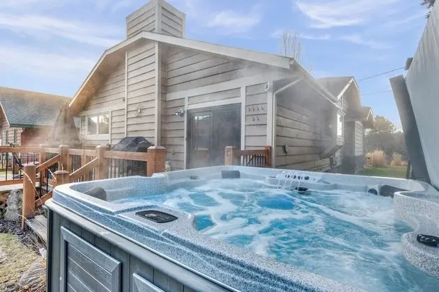 SPACIOUS 3,000 sq2 Luxury Home | PRIVATE Pool & Hot Tub | STEPS to Kinsmen Beach - Havuz