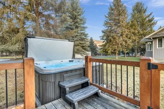 SPACIOUS 3,000 sq2 Luxury Home | PRIVATE Pool & Hot Tub | STEPS to Kinsmen Beach - Spa