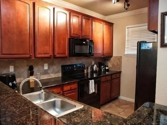 Spacious 3 Bed 3 Bath Condo in Bella Piazza Resort - Mutfak