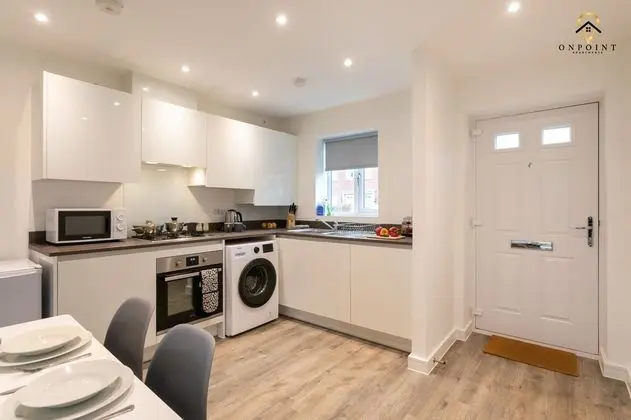 Spacious 3 Bed House with Parking & WiFi - Mutfak