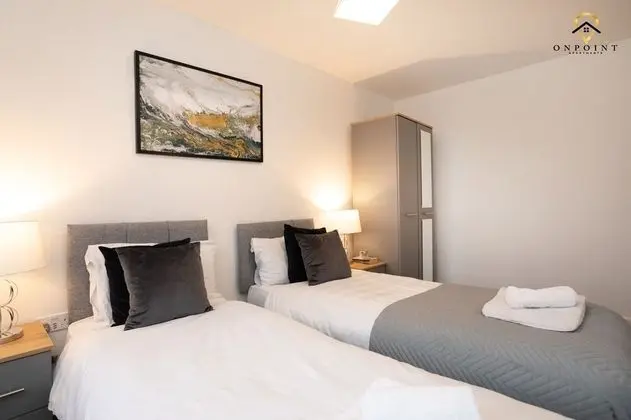 Spacious 3 Bed House with Parking & WiFi - Oda