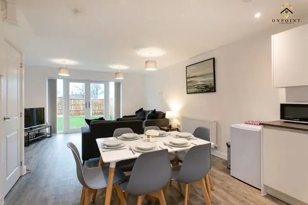 Spacious 3 Bed House with Parking & WiFi - Oda Düzeni