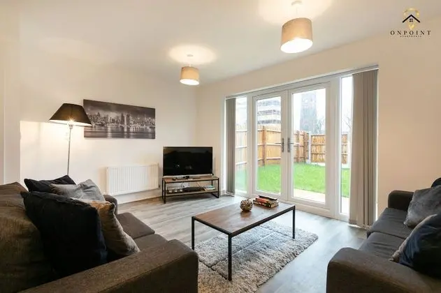 Spacious 3 Bed House with Parking & WiFi - Öne Çıkan Resim