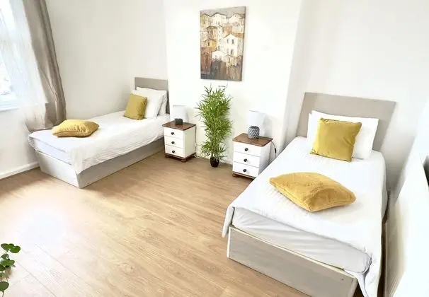 Spacious 3-bed House, Private hot tub & Parking