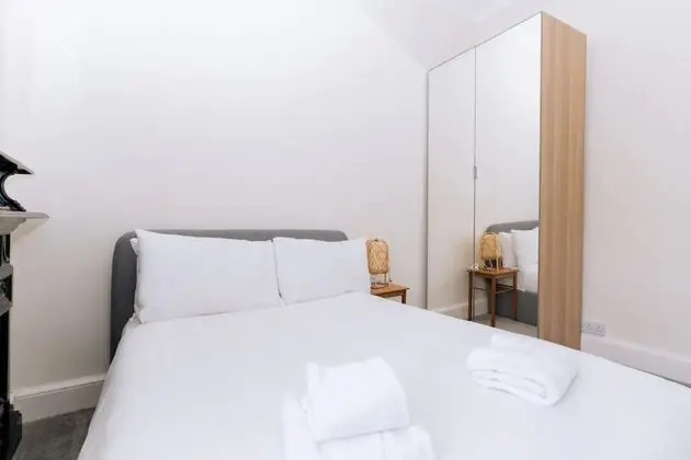 Spacious 3 Bedroom Flat in Edinburgh