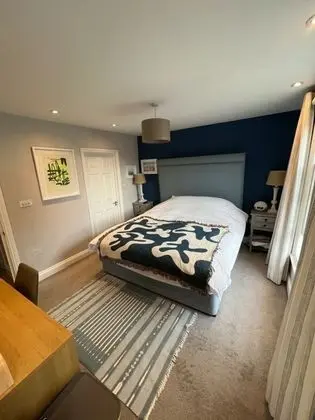 Spacious 3 Bedroom in Notting Hill With Balcony
