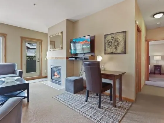 SPACIOUS 3-Br Luxury Condo | HEATED Pool + 3 Hot Tubs | Pool Table | Hm Theatre - İç Mekan