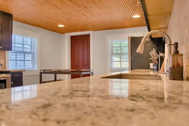 Spacious 3br/2ba in Uptown Nola w/ Yard by Domio - Mutfak