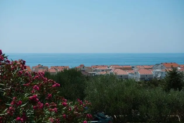 Spacious 4 Apartment for 5 Persons w 2 Terraces, 2 Badrooms, 2 Bathrooms