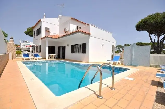 Spacious 4 Bedroom Villa Located in its own Grounds, With Private Pool and Bbq