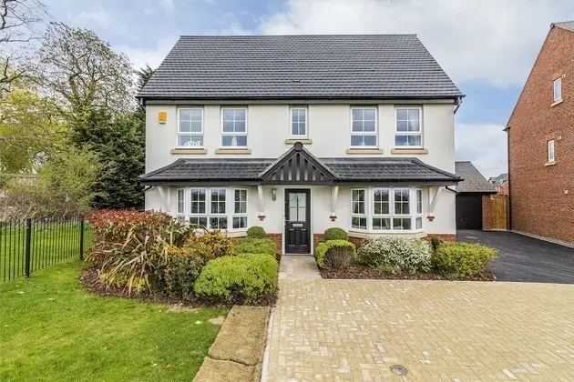 Spacious 4bed House in Derby with Garden