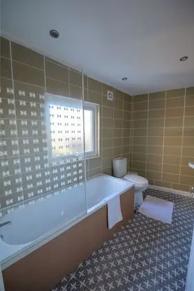 Spacious 5 Bed House, Perfect for Groups, Great Location - Banyo Tipleri