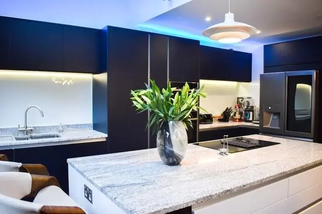 Spacious 5 Bedroom Home Near the Beach With Parking - Mutfak