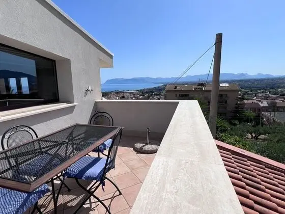 Spacious Apartment With Communal Pool Near the Sea - Dış Mekan