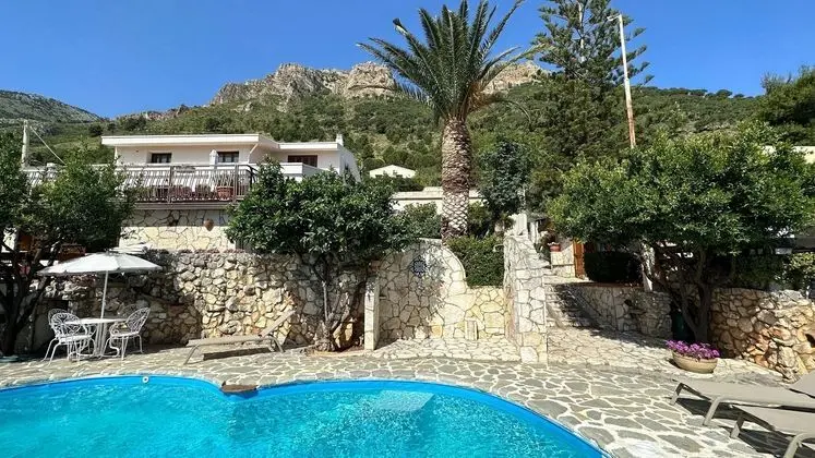 Spacious Apartment With Communal Pool Near the Sea - Havuz