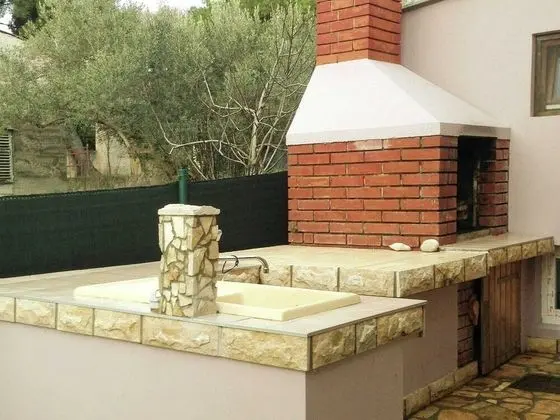 Spacious Apartment in Dalmatia near Forest - Dış Mekan