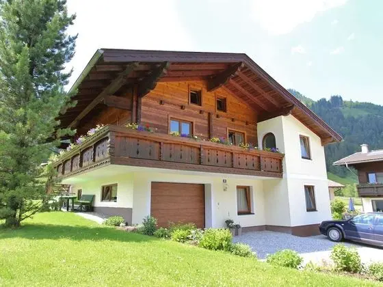 Spacious Apartment in Kleinarl near Ski Lift