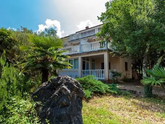 Spacious Apartment in Malinska With Terrace - Dış Mekan