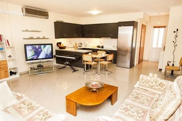 Spacious Apartment in Neos Kosmos