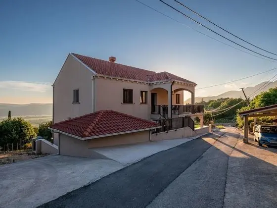 Spacious Apartment, Private Terrace in the Countryside, Wi-fi and Parking