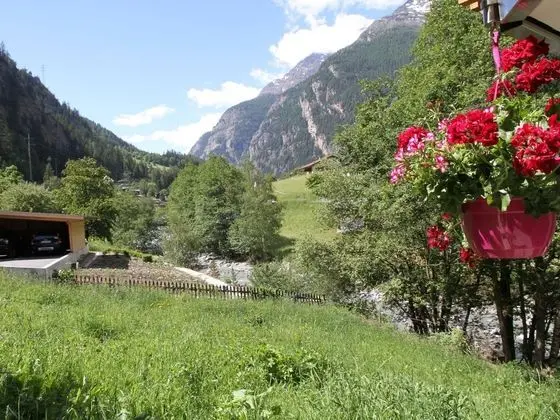 Spacious Apartment in Saint Niklaus near Mattertal Ski Area - Dış Mekan