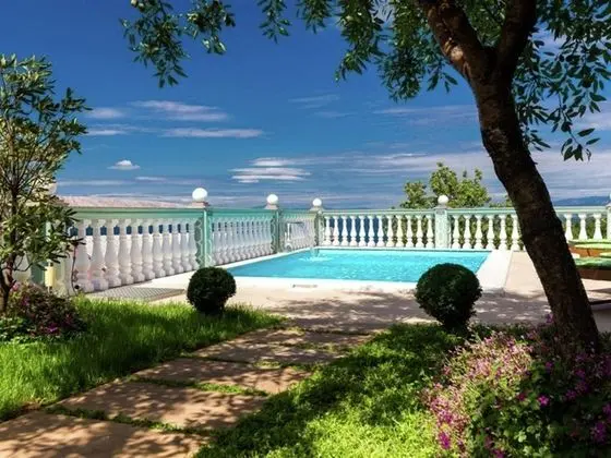 Spacious Apartment in Senj With Swimming Pool - Havuz