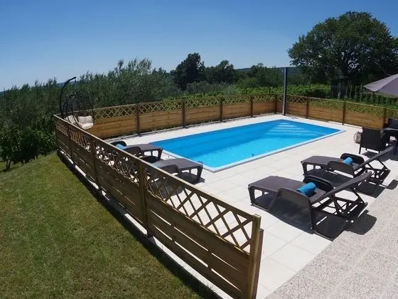 Spacious Apartment in Sutivanac-žminj Overlooking Vineyards